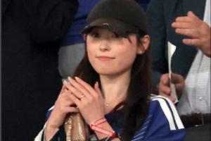 刚正式宣布3天！久保建英妻子福原遥佩戴婚戒现场观赛日本vs新西兰