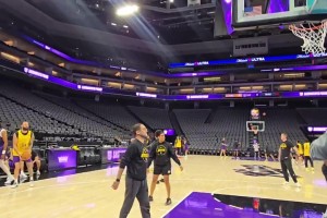 湖人全队投篮热身准备即将开打的季前赛，凯斯勒&里夫斯缺阵